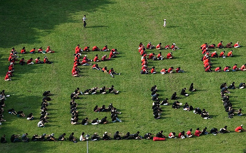共同面對一國兩制威脅！300人頂烈陽  人體排字挺人權、護香港