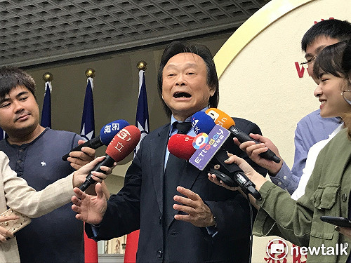 甩開政治騙徒柯文哲 王世堅籲郭台銘「走自己的路」出來參選