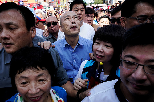 韓國瑜拜廟遭嗆聲  男子怒斥「落跑市長、騙子」