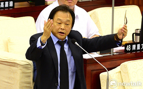 砲轟柯文哲「吃市民夠夠」 王世堅怒送上刀叉