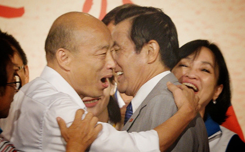 良影一二》馬英九被韓粉嗆聲後首度同框 韓國瑜握住馬的手又擁抱馬