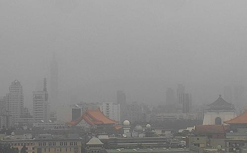 沙塵暴來襲！北台灣一片灰濛濛101也消失