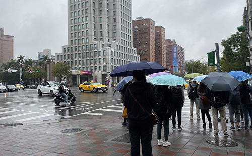 北部、東半部居民出門要帶傘！西部多雲到晴