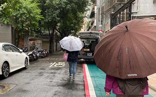 外出帶傘！北台灣仍有雨  高溫僅23°C