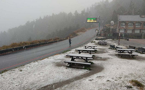 (影)合歡山初雪雪量驚人！現場民眾紛紛堆起雪人