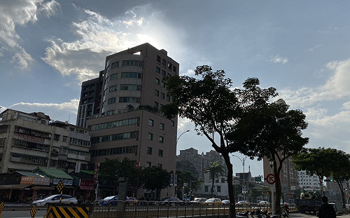 空品拉警報!明境外污染物襲台 中部以南午後亮橘燈