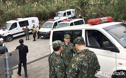 現場直擊》搜救人員破壞機艙  協助救出受困人員