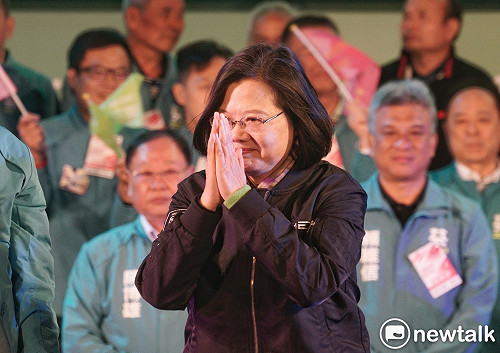 直播》民進黨選前之夜台中場 10米高天燈成亮點