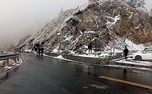 夜間低溫山區道路恐結冰！台14甲線合歡山路段預警性封閉