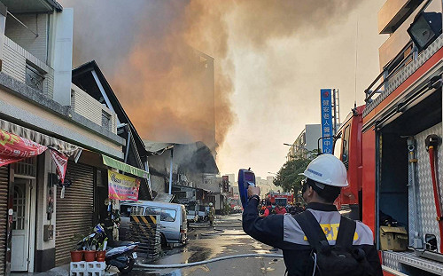 楠梓工廠大火濃煙往市區飄！高雄空品一片橘