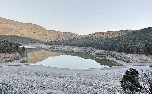 超美!寒流發威 宜蘭翠峰湖結霜成銀白世界