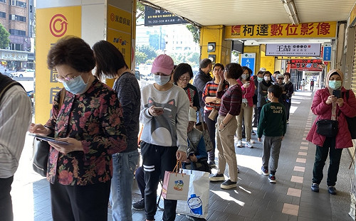 武漢肺炎》週日購買人潮多!16日起衛生所也能買到實名制口罩