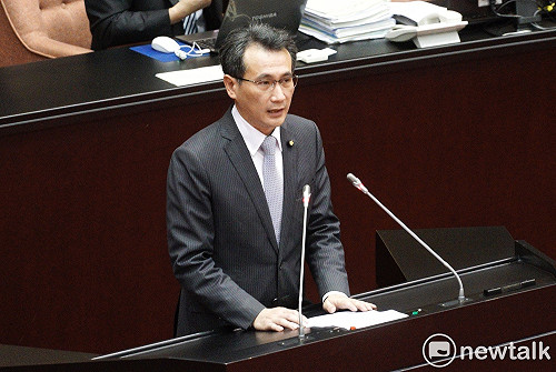 柯文哲稱「別因政治壓力將人免職」 鄭運鵬酸：怎麼一副暖男樣子