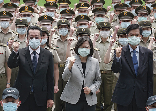 顧立雄首次陪蔡英文公開行程 到憲兵連看緝毒犬