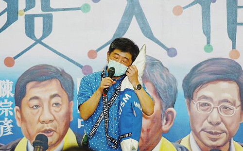 濃濃台南味！陳時中身穿黑面琵鷺花襯衫＋虱目魚背包