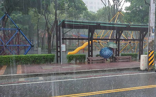 週末踏青記得帶傘！各地山區午後雷陣雨機率高