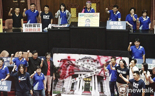 藍白合作？民眾黨團進議場以行動聲援國民黨「查封監院」