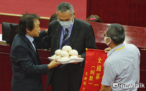 首都市長成柯文哲雞肋？王世堅送饅頭諷：每天倒數混日子