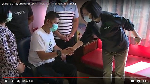 (影) 傘兵秦良丰親打字「不能輸給自己」一文 送給蔡英文