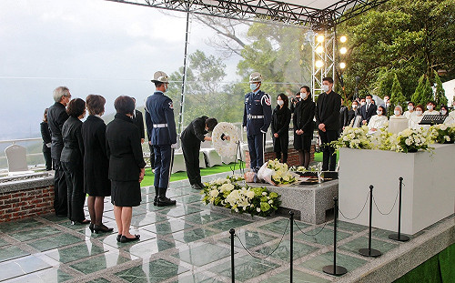 李登輝長眠五指山 儀式哀戚崇榮 牧師提骨灰撒玉山遺願
