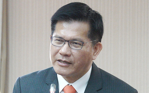 機車靠路肩騎被開罰!林佳龍認:馬路規畫不友善