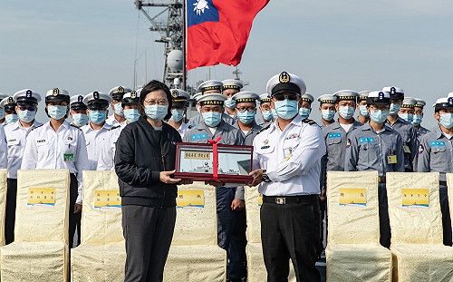 國防預算說重話後  蔡英文登拉法葉艦：持續打造更加精良艦艇