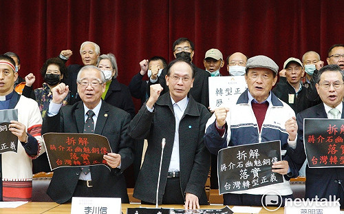 台派要求拆解幽魅銅像:蔣介石銅像能不能拆 蔡英文說了算