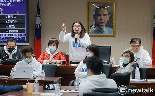 衛環委員會空轉!藍委為疫苗採購小組佔主席台抗議