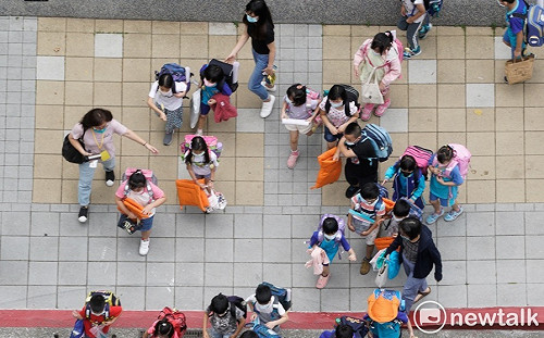 高中以下學生用餐用隔板？教育部：依「餐飲業防疫指引」實行