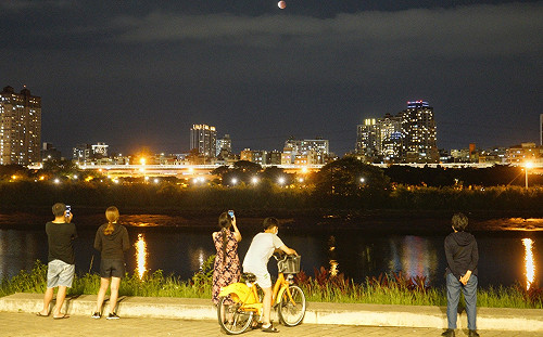 疫情下的「超級血月」 數十萬人不願錯過觀看直播