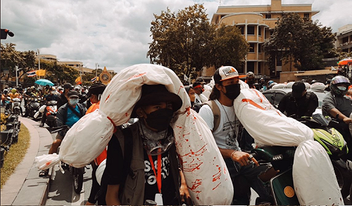 泰國連3天確診飆新高 民眾扛偽屍袋上街嗆帕拉育