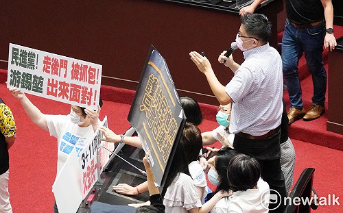 質詢蘇貞昌又被杯葛 邱顯智怒嗆藍委：小紅閉嘴 連民國都不敢寫