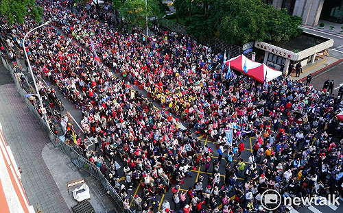 「戰鬥藍」擠爆濟南路 趙少康：人數最多時破萬