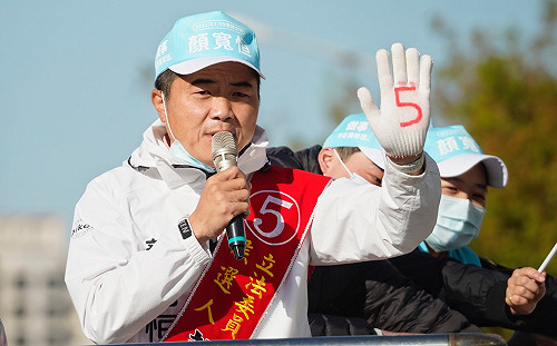 中二選區補選》 選前送高麗菜裡面還藏錢包？ 顏寬恒回應了