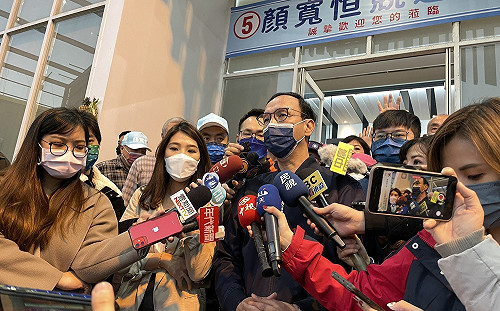 朱立倫探望顏清標後 怒批總統、副總統不顧疫情 到台中輔選