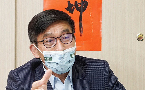 喉嚨輕微不適... 綠委鍾佳濱快篩陽性