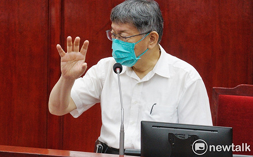 簡舒培批寄生富邦金控 柯文哲嗆：沒民眾黨時 都民進黨在當