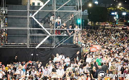 雙北候選人造勢竟讓攝影記者站高台 民進黨致歉：未來將加強規劃 