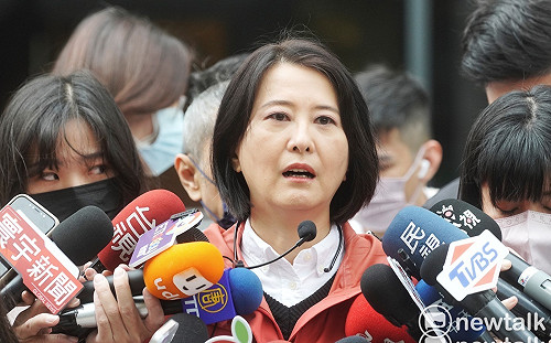 王鴻薇赴議會宣誓就職  「尿遁」閃人避談「落跑」