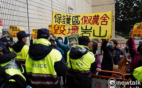 麥走！柯文哲卸任交接市長遇抗議民眾嗆「怎麼有臉選總統」 