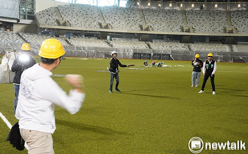 大巨蛋鋪草皮後首度開箱 議員現場傳接球憂座椅吃球問題 