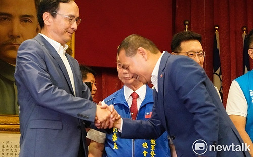 朱立倫宣稱侯友宜內參民調追柯趕賴 黃暐瀚吐槽：離賴清德還有兩位數叫快追上？