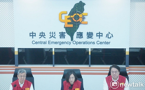 蔡英文視察災害應變中心 陳建仁籲加強警戒管制、勸離觀浪民眾 