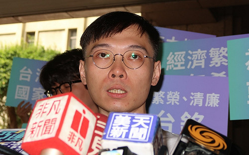 被傅崐萁嗆「小狗」 黃士修姿態放軟：我站在傅委員這一邊