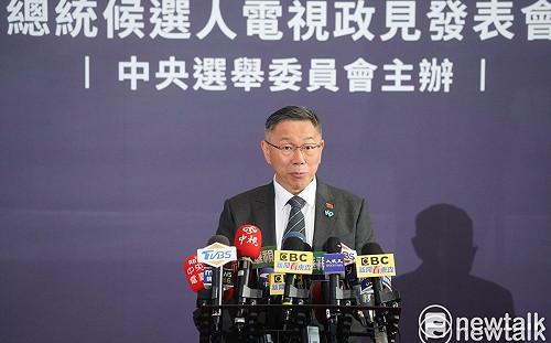 賴虧「西裝穿比我多」 柯：朋友說賴西裝脫不下來 我西裝穿得上去