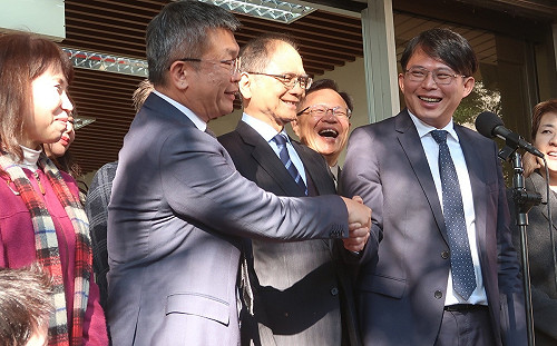 被問願意抱黃國昌和解？蔡其昌：我通常只跟我老婆抱