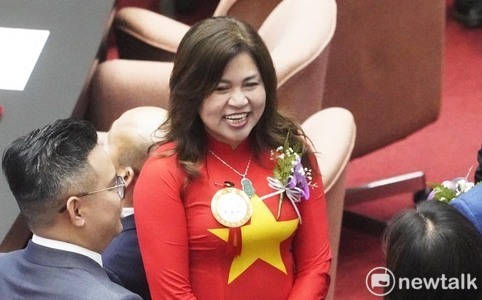 拿明朝劍斬清朝官？民眾黨立委穿越南國旗裝惹議