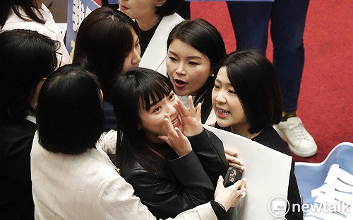 開議首日鬧出黃捷、徐巧芯搶麥戰 老柯嗆黃國昌「停止作秀」