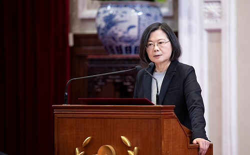 蔡英文南下參香揭匾曝卸任心聲：台灣很有福「關關難過關關過」 