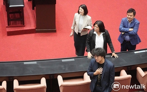 (影)民眾黨擋掉「立委赴中報備」提案  沈伯洋要黃國昌給說法！ 